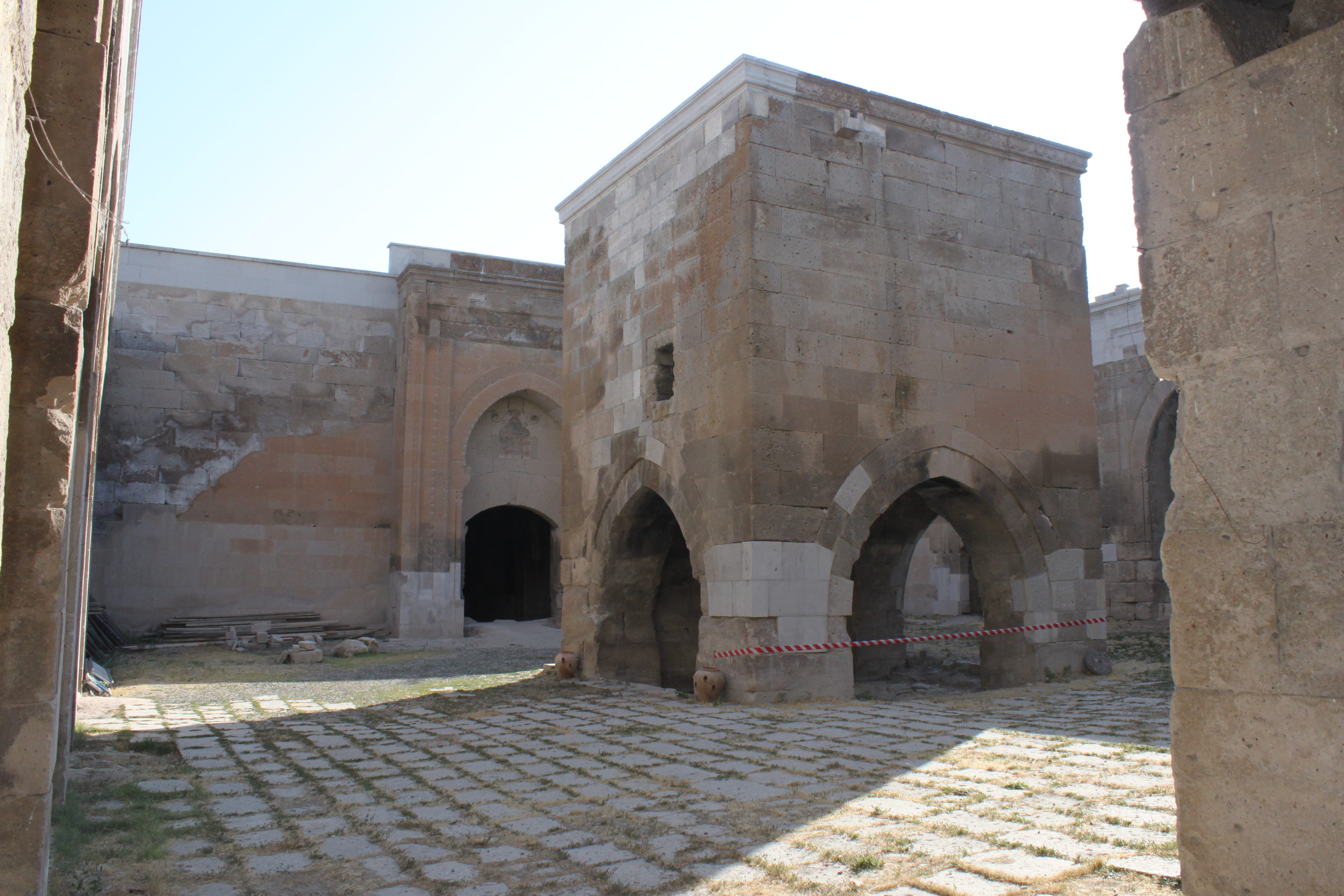 Ağzıkara Han Kervansarayı avlusu ve köşk mescidi