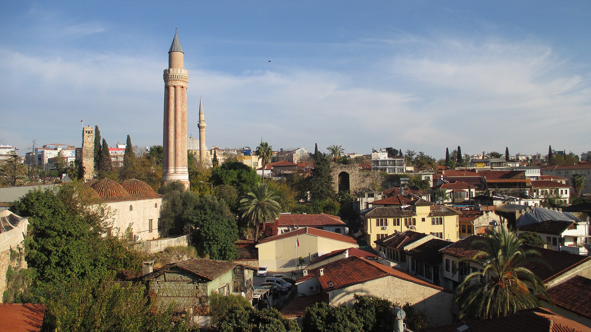 Antalya Kaleiçi'nde Yivli Minare, kiremit çatılar ve tarihî yapılar