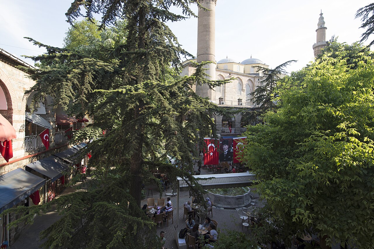 Bursa Koza Han avlusu, iki katlı revakları ve ortasında yükselen kubbeli sekizgen mescidi