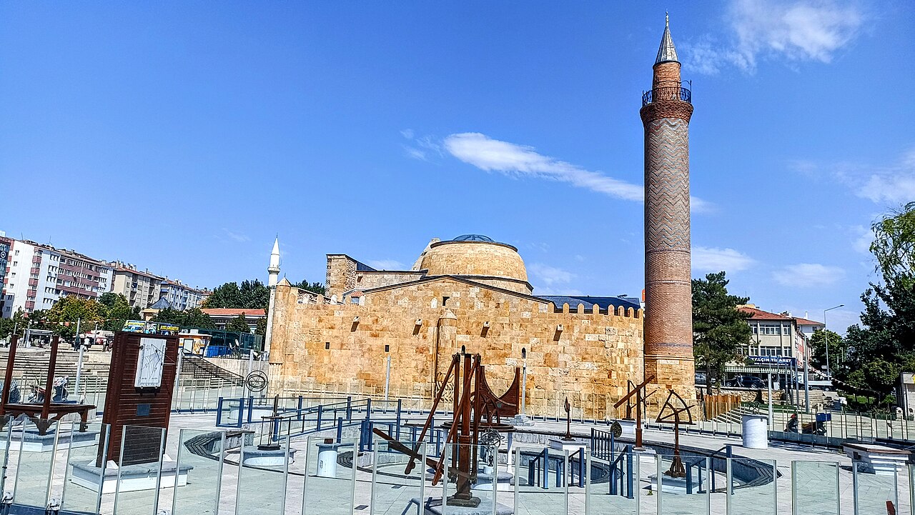 Kırşehir Cacabey Medresesi kesme taş taçkapısı ve firuze çinili minaresi