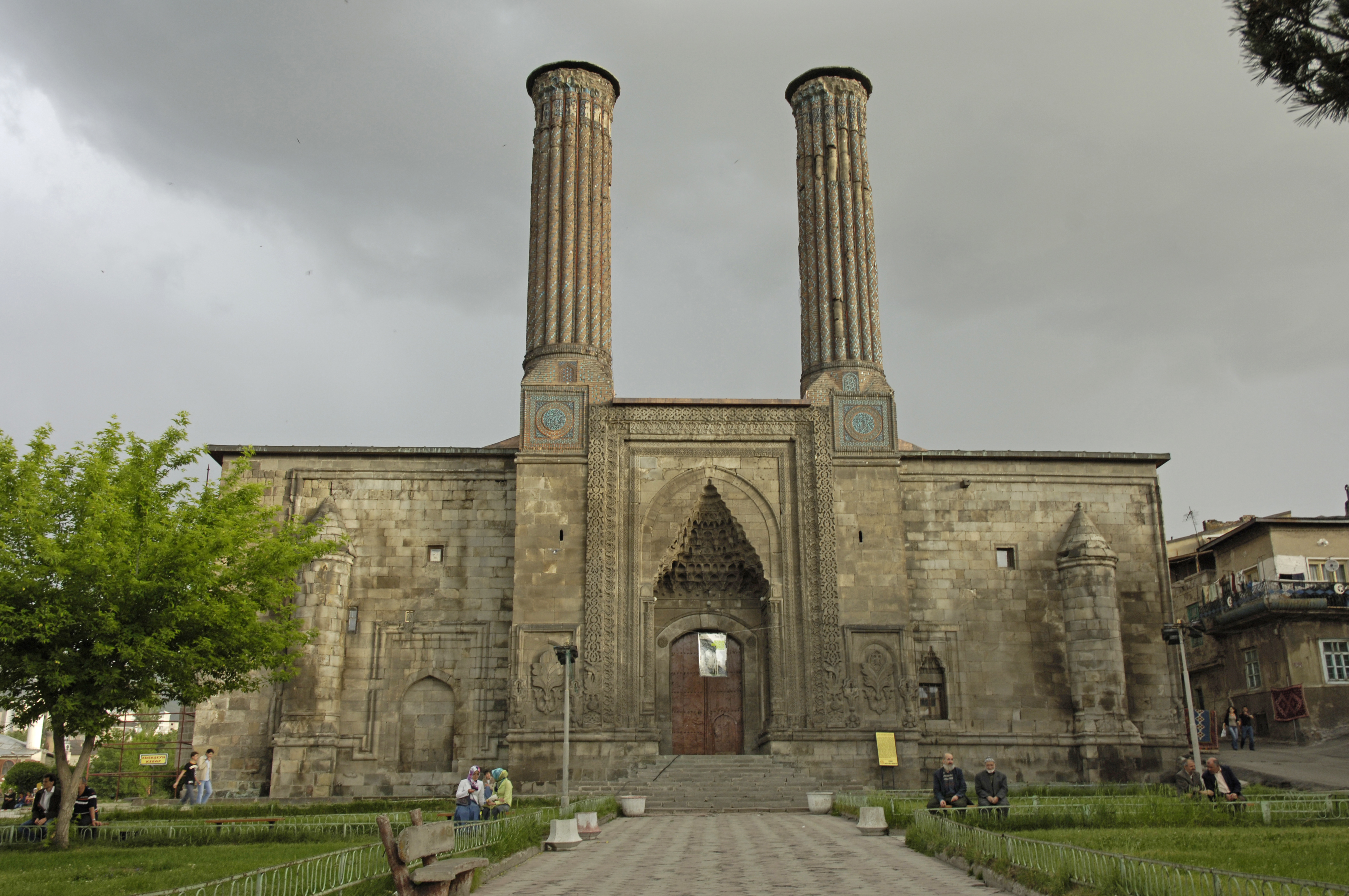 Erzurum Çifte Minareli Medrese anıtsal taçkapısı ve iki minaresi