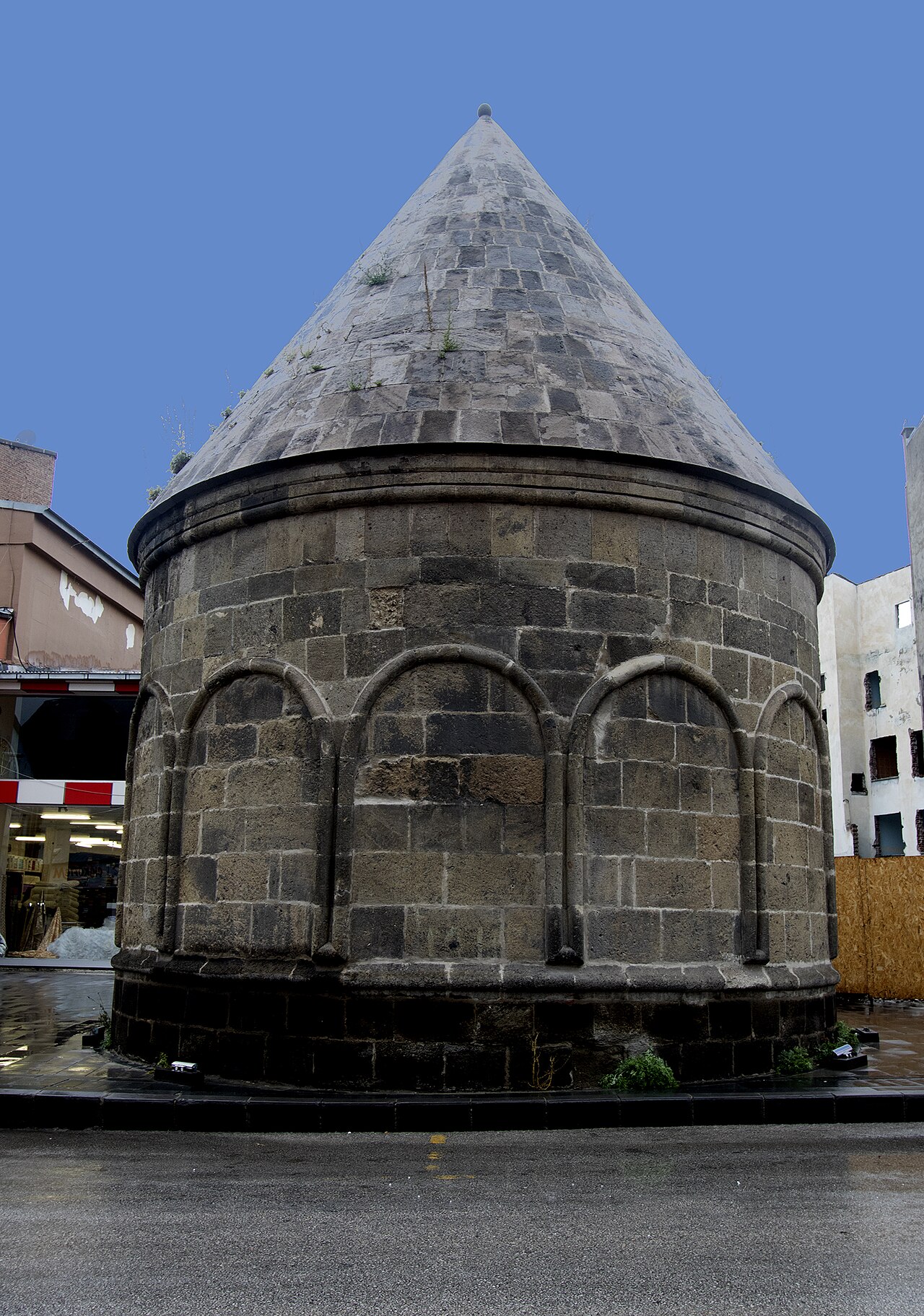 Erzurum'daki Cimcime Hatun Kümbeti: silindirik kesme taş gövde, on iki kör kemer ve konik taş külah