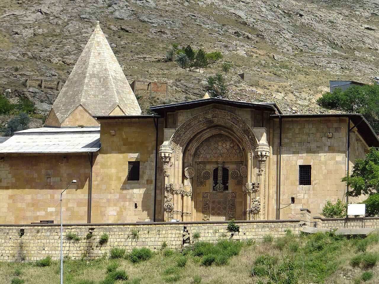 Divriği Dârüşşifası taş kabartmaları ve batı taçkapısı