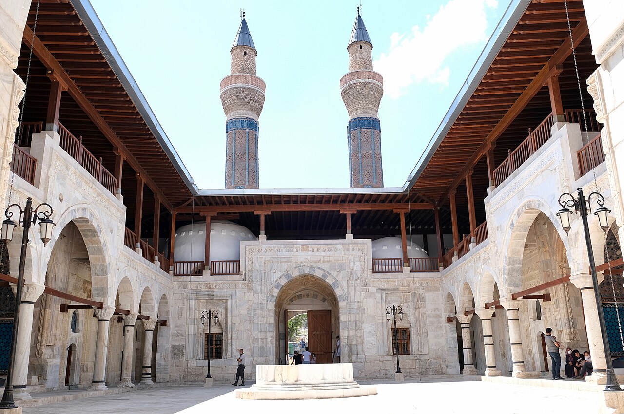 Sivas Gökmedrese taçkapısı, mermer kabartmaları ve firuze çinili çifte minareleri
