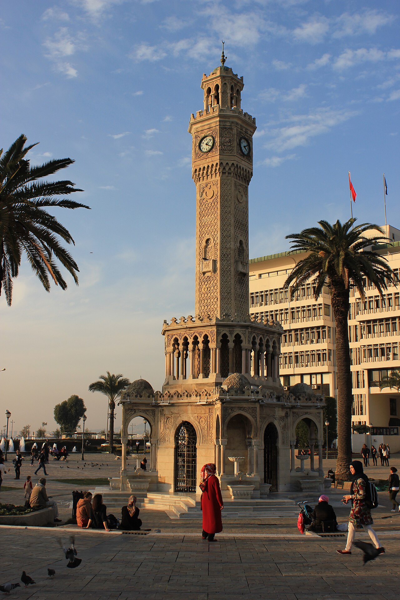 İzmir Konak Meydanı ve Tarihi Saat Kulesi