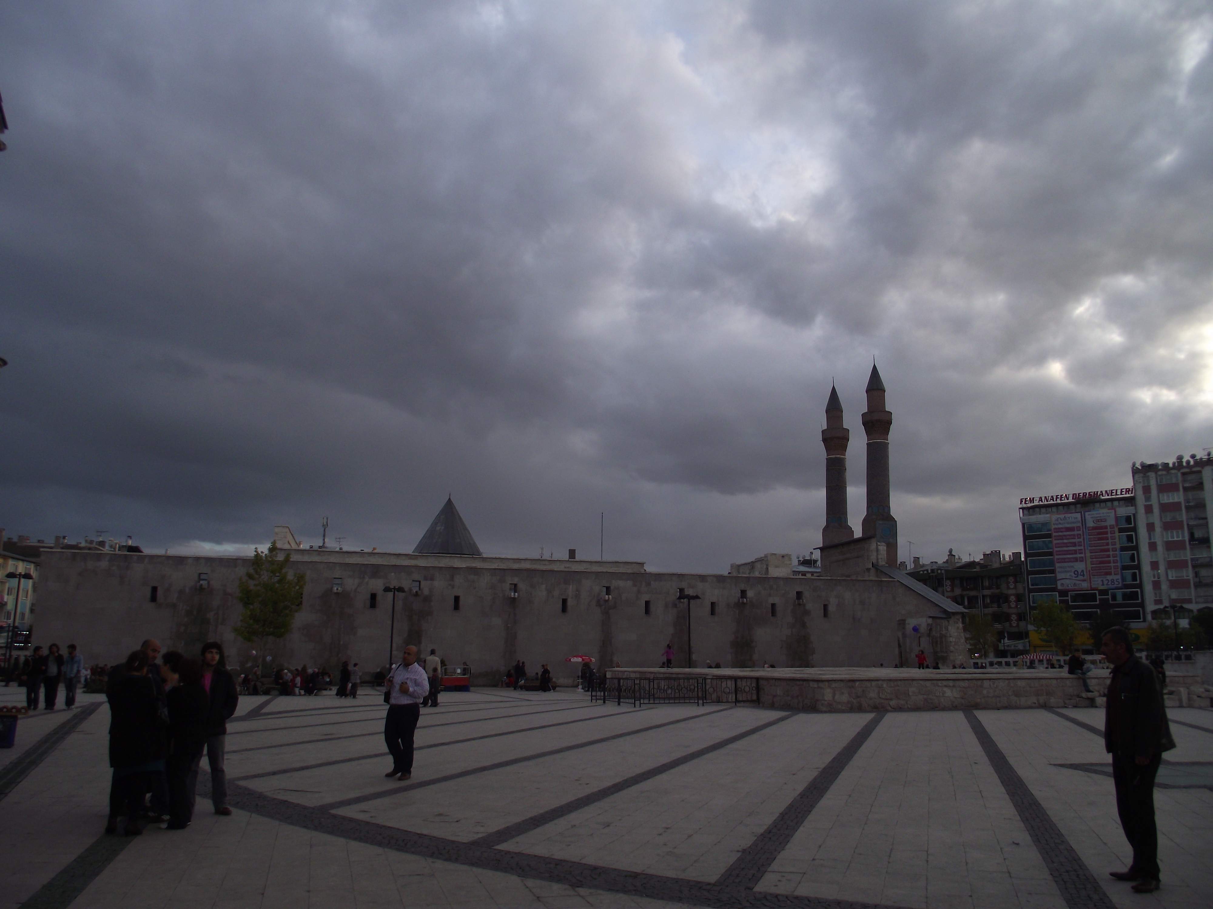 Sivas Çifte Minareli Medrese anıtsal taçkapısı ve çifte tuğla minareleri