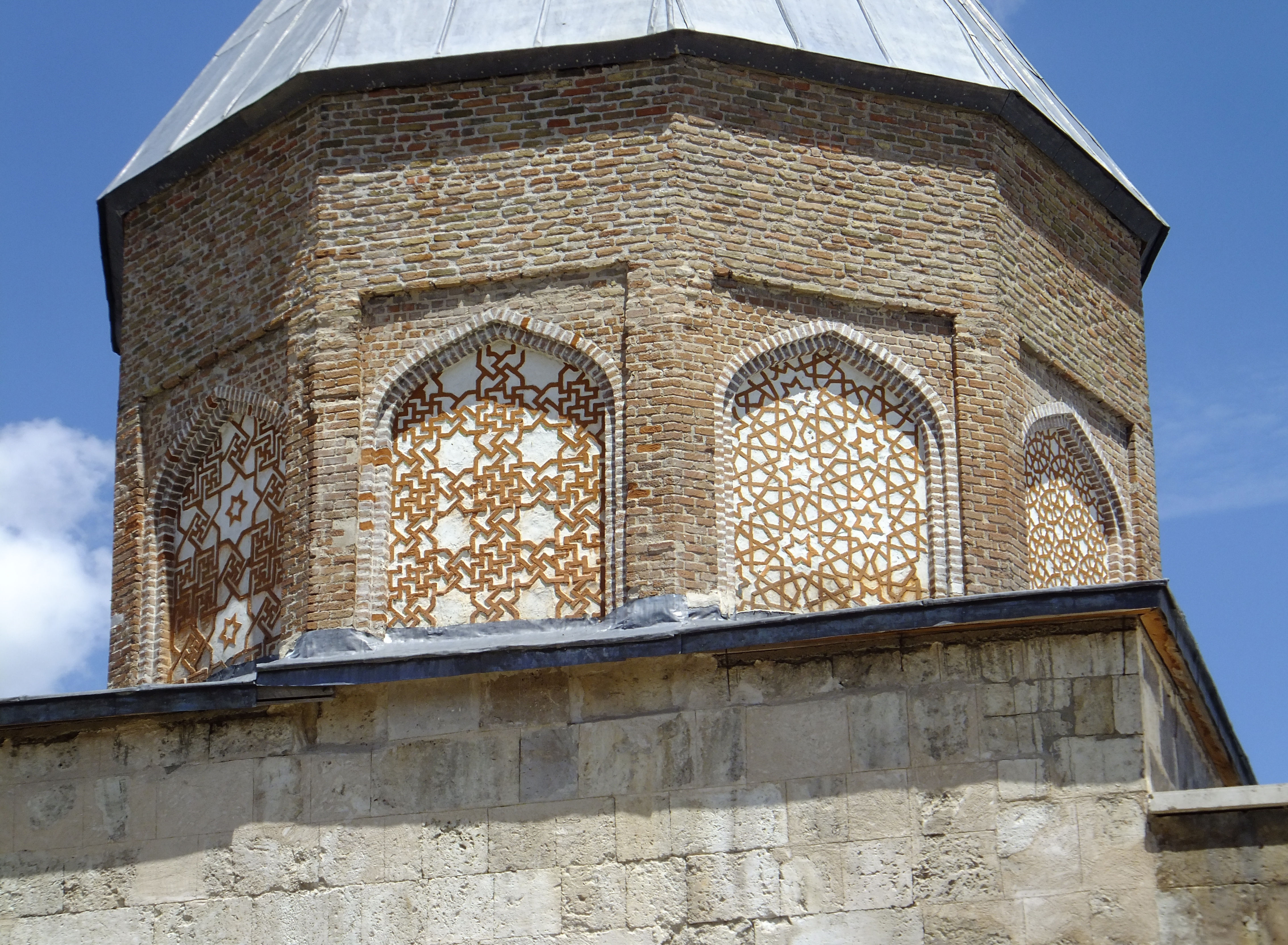 Sivas Şifaiye Medresesi I. İzzeddin Keykâvus türbesi çinili kasnak ve tuğla cephesi