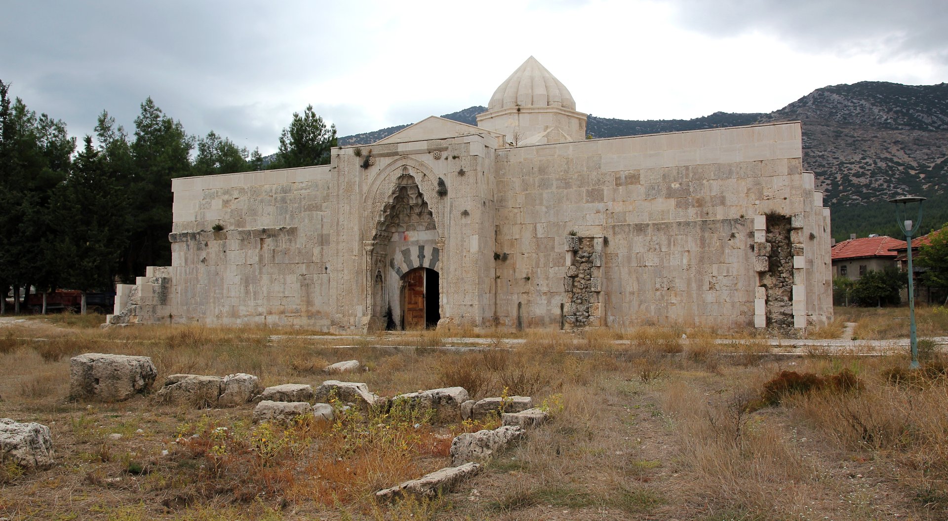 Burdur Bucak Susuz Hanı anıtsal taçkapısı ve beden duvarları