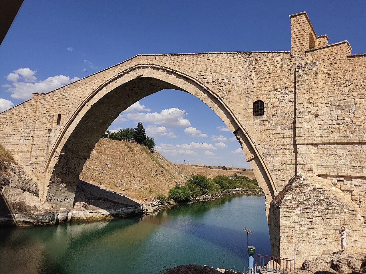 Diyarbakır ve Mardin arasındaki Batman Çayı üzerinde yükselen anıtsal Artuklu eseri Malabadi Köprüsü