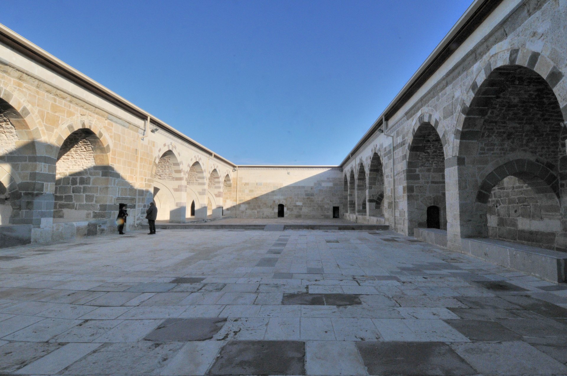 Konya Zazadin Hanı anıtsal giriş taçkapısı ve fevkani mescit kütlesi